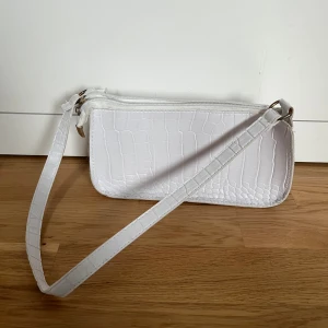 Väska - Vit axelremsväska som är använd ett fåtal gånger