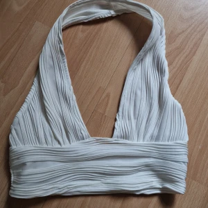 Linne  - Vitt linne från shein, med öppen rygg och ribbat tyg. Ganska lång i halsen och aldrig använd 