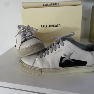 Arigato skor! - Jag säljer dessa Arigato skor, påse och boxen medföljer(självklart äkta)! Skicket kan ses på bilderna, tveka inte att höra av sig vid yttligare frågor!☺️