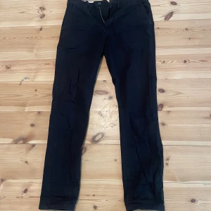 Chinos/Bomullsbyxor från LOGG (HM) - Ett par hela, men sen länge oanvända, chinos/bomullsbyxor från HM. 100% bomull. Slim fit. Storlek EUR31.