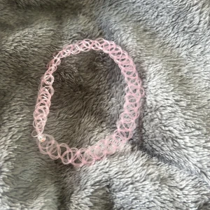 Rosa choker💗 - Fint skick och aldrig använd💗 Orginalpris är 68kr (när jag köpte och då var frakten inräknad också)💕!!PRIS KAN ABSOLUT DISKUTERAS!!💕