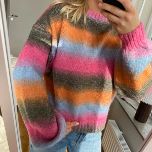 Stickad tröja i flera färger - Säljer denna supersöta stickad tröja från Bikbok. Tröjan är i fint skick då den endast är använd ett fåtal gånger