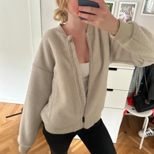 Teddy jacka  - Såå mysig❤️ storlek 158/164 men är stor i storleken så passar mig som brukar ha S❤️använd ca 2 gånger, jag e 173