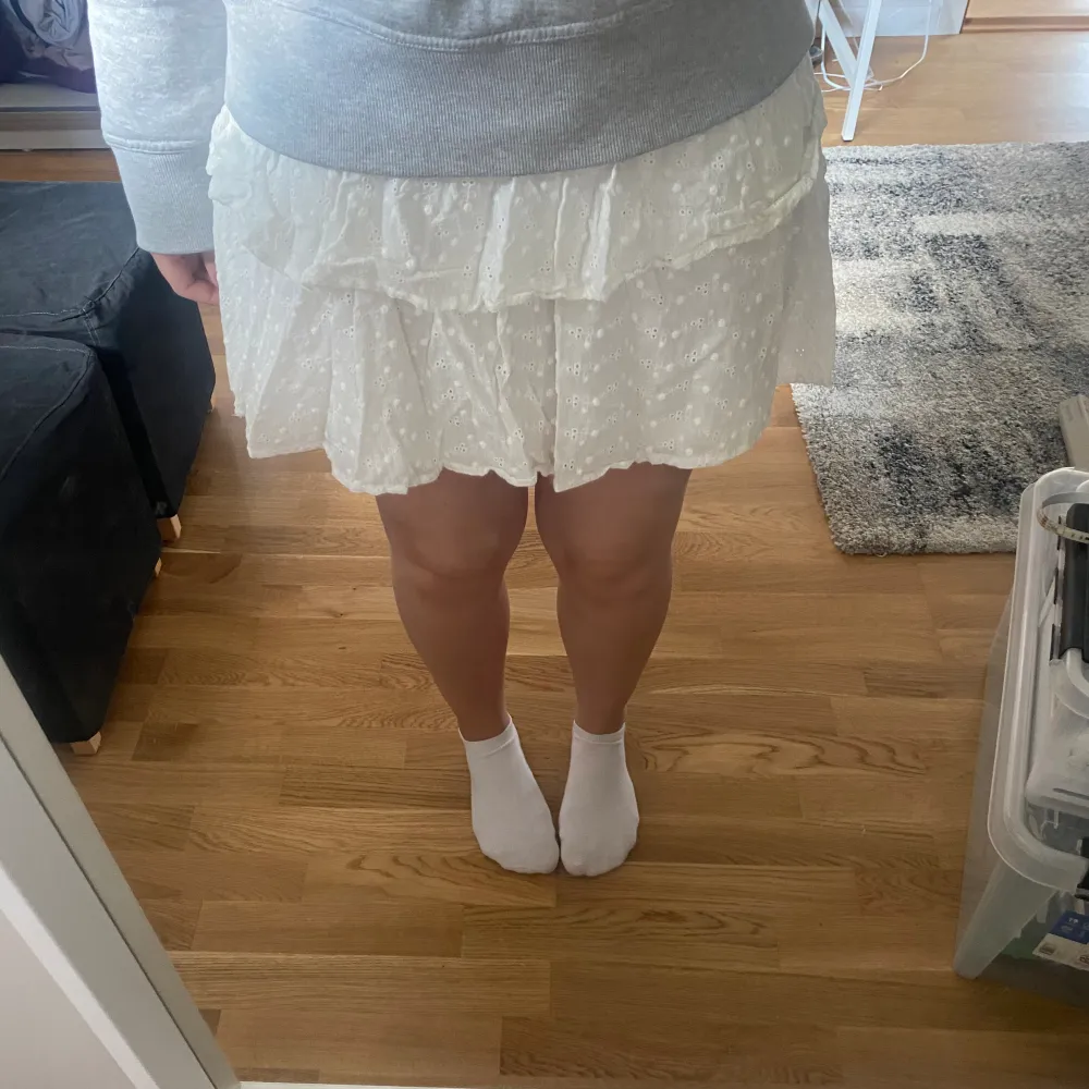 Super fin vit volang kjol från Chelsea🤍🤍. Kjolar.