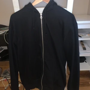 Weekday hoddie - Mer bilder eller frågor är det bara att ställa 