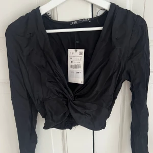Zara crop top  - Zara crop top i satin storlek xs, aldrig använd!❣️
