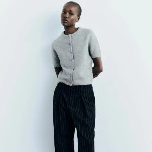 Grå kofta från Zara  - Säljer nu min grå kofta från Zara som är helt oanvänd eftersom den tyvärr inte passar mig, nypris 329kr mitt pris 199kr💞💞