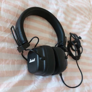 Marshall Major IV hörlurar - Trådlösa Marshall hörlurar, IV modellen i utmärkt skick! :) Kostar runt 1200 nypris, men säljer lägre då jag inte har laddarsladden! Säljer då jag har andra hörlurar :)