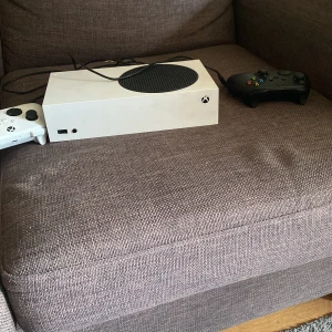 Xbox serie s - Skick är den som en helt ny snabb och har mycket rum förspel lagar inte någonting. Är två år gammal men det märks inte. Du får med två kontroller som är två år gammal men som nya aldrig slagit de i ett bord eller annat. Du får även med en laddare på 