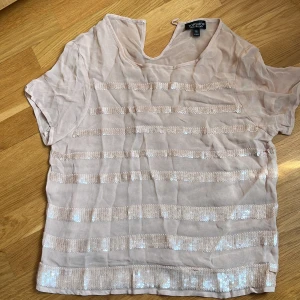 Paljett top  - Puderrosa kortärmad top med paljetter på framsidan, aldrig använd. Framsidan har dubbla tyg, baksidan lätt genomskinlig 