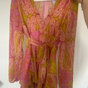 Klänning - Säljer denna coola klänningen från Amisu! Stor i storleken men lite mindre egentligen! Skulle säga M/L ❤️