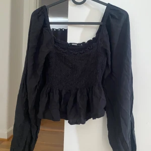 Gullig topp - Bra skick  Söta volanger 