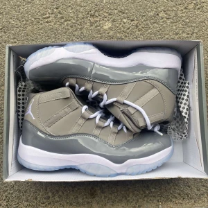 Jordan 11 cool grey - Helt nya oanvända Jordan 11 säljer eftersom de är 2storlek större