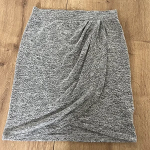 Kiol - En grå kort kiol i skönt stretchit material.  Den passar mig som har M/S men kan passa större 💗🎀