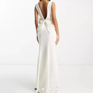 Vit långklänning - Säljer en helt ny vit långklänning från Asos. Aldrig använd då jag beställde flera alternativ. Strl 36. Kan självklart skicka fler bilder på klänningen till den som är intresserad. Nypris: 2129kr säljer för 500kr💗