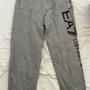 EA7 Armani mjukis byxor grå  - Armani mjukis som inte går till användning vill bli av med den  Priset kan diskuteras  Skick 7/10