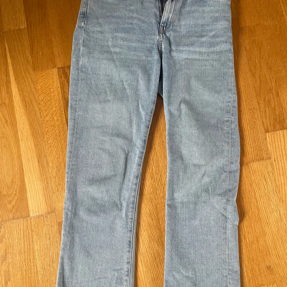 Högmidjade straight-leg jeans från Lager 157. Är 155 cm lång och dessa är perfekta i längden för mig, men hade kunnat fungera som croppade jeans för någon längre. Endast använda ett fåtal gånger.. Jeans & Byxor.