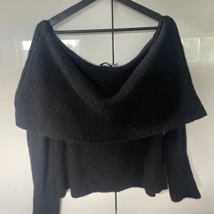Off shoulder stickad tröja!❤️ - Fint skick,Aldrig använd endast provad Köpt för: 500❤️ 