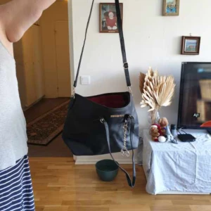 Michael Kors väska  - En svart Michael kors väska i fint skick. Inte äkta. Hämtas i Malmö. 