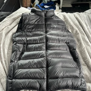 Väst - Sailracing Väst i storlek 176 men passar som S. Använda fåtal gånger och i nyskick. Ny kostar 2200kr.