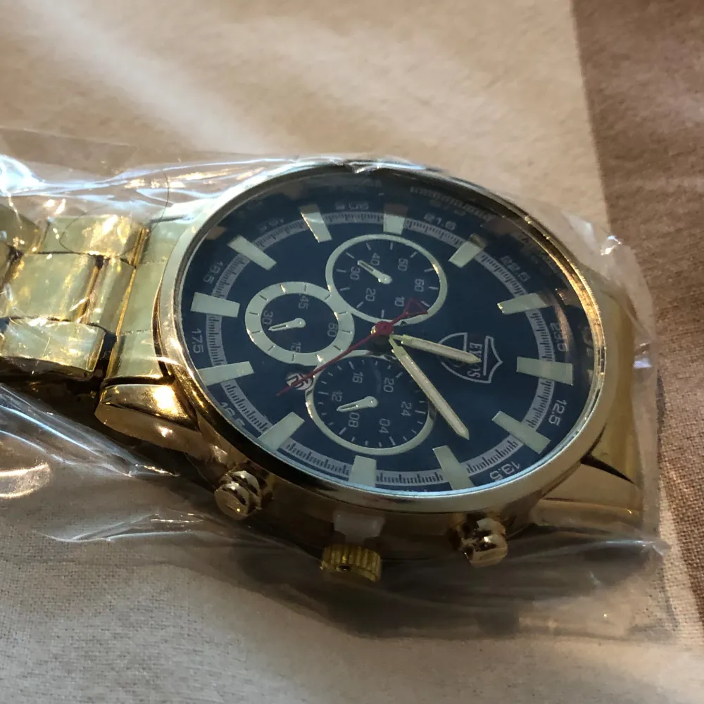 Tja! Säljer en ny klocka. Den är av märket ”Eyros”. Ett ganska okänt märke och därför är priset oerhört billigt. Jag erbjuder klockan gratis vid bundleköp. Kontakta mig för fler bilder och mer info om varan!. Accessoarer.