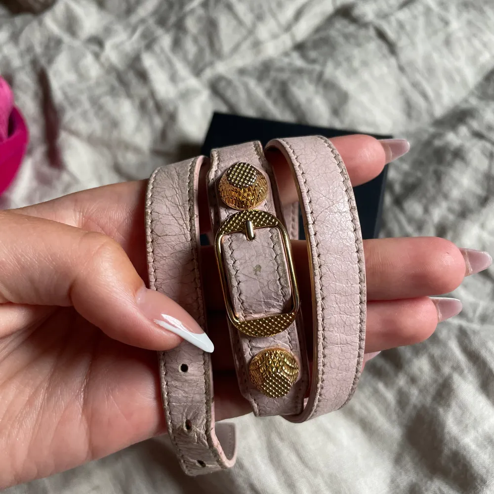 äljer detta supercoola Balenciaga nitarmbandet i ljusrosa. Har tyvärr inte kvitto eller box till men skickar med en annan låda till det. Bra skick men använt därav priset 💕. Accessoarer.