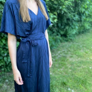 En superfin klänning till sommaren❤️ - En vacker klänning som är perfekt nu till sommaren då den har ett superskönt material. Köpt för 699kr men aldrig använd och proslappen sitter kvar. Skriv gärna om ni har några frågor💗 