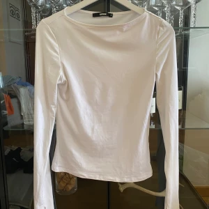 Bikbok topp - Vit basic topp från bikbok med boatneck och slits, nyskick 