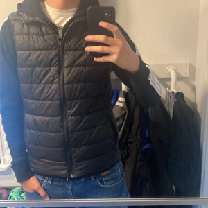 Bershka väst - Tja, säljer nu denna fräscha väst från bershka i storlek S. Den är i fint skick och sparsamt använd, förutom en superliten defekt som syns på 3 bilden. Passar till allting och perfekt till lite svalare sommardagar. Hör av dig vid funderingar/olle. 