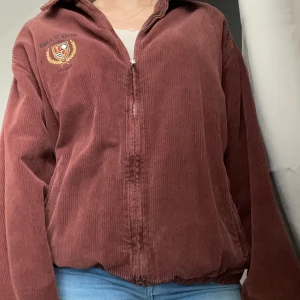 Vinröd jacka - Säljer denna manchester jacka från urban outfitters i storlek M, bra skick💐Ursprungspris: 1000kr , Nypris: 400kr