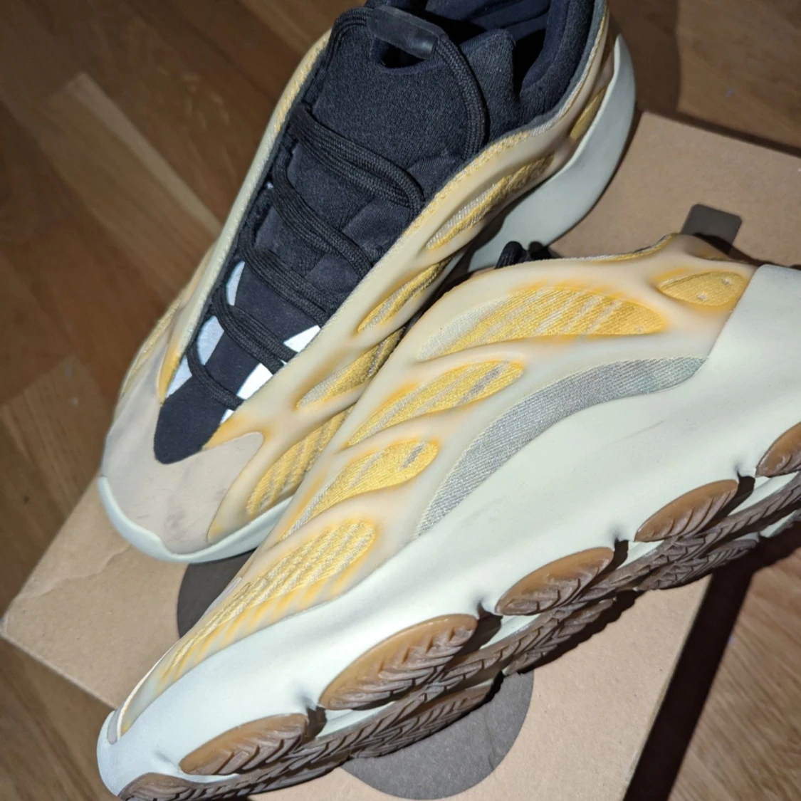 YEEZY 700 i storlek 40 - helt nya - 90