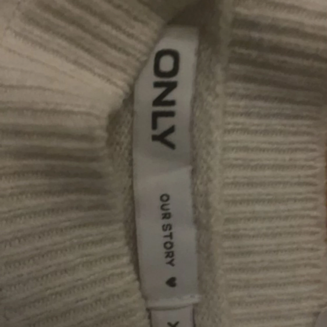 vit stickad tröja från only - 90