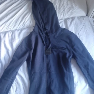 Peak performance hoodie - Helt oanvänd peak performance hoodie. Tags finns kvar. Fick den i julklapp men den passade inte mig så har aldrig använt den. Nypris:1000kr mitt pris:450kr priset är inte hugget i sten