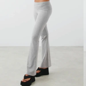 Fina yoga pants från gina - Jag säljer dessa gråa yoga pants från gina tricot i storlek s!🫶Hör av er om ni har några frågor💗De är i bra skick och kostar ursprungligen 360kr!