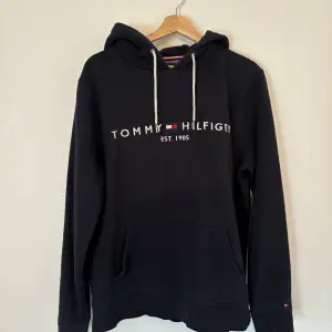 Säljer min snygga Tommy Hilfiger hoodie. Den är knappt använd och i ett 10/10 skick. Vi kan diskutera pris vid snabb affär!  Nypris 1500kr