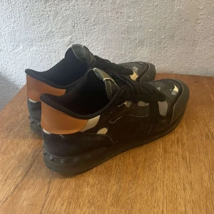 Valentino Rockrunners - Säljer dessa feta Valentino Rockrunners, perfekta nu till sommaren. Storlek 44. Skicket är bra, ca 7,5/10. Kan frakta eller mötas i Göteborg! Köparen står för frakt. Box tillkommer inte. Hör av dig för fler frågor.