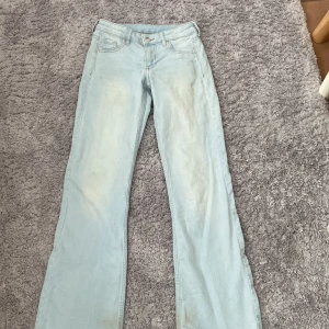 Lågmidjade jeans - Lågmidjade jeans i storlek 34 med innerbenslängden 78 cm. Liten fläck (kolla sista bilden) men det är inget stort man märker. Kan inte frakta, utan bara mötas upp i Malmö!