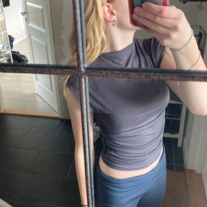 Grå tajt tröja 🩶 - Säljer för ja tycker inte att jag passar i den/ inte min stil. Jätte fin nu till tajta kjolar till sommaren 💗💗