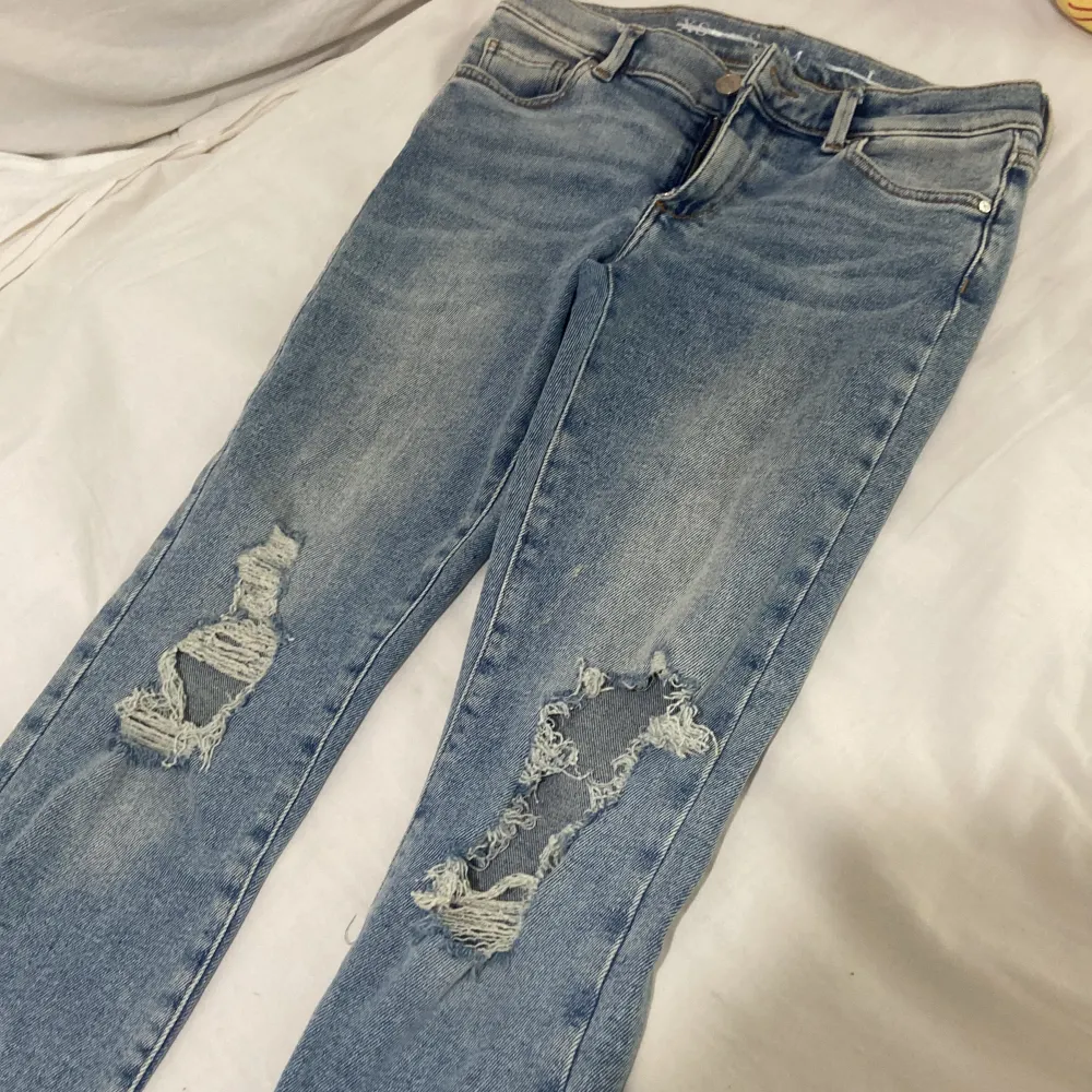 Köpte dessa för några år sen, använt flertal gånger. De är lågmidjade och lite mörkblåa. Perfekt under sommaren & hösten.. Jeans & Byxor.