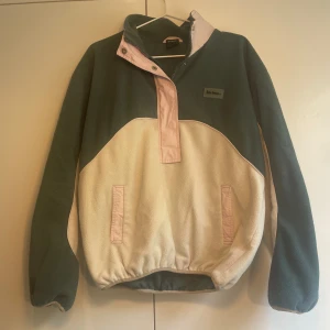 Urban Outfitters sweatshirt - Urban Outfitters tröja med både blixtlås och knappar upptill. Tröjan är i väldigt fint skick. Nypris är 1500 kr. 