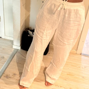 Helt nya helt nya linnebyxor från CUBUS i strl M (nypris 600kr).  - Strl M men passar även mig med XS-S då de är väldigt stretchiga och går att knyta åt (ser så fina ut ändå)  Över 444 omdömen (fem stjärnor) Helt nya men kommer ej till användning Köptes dyrt för 600kr  