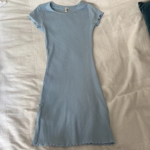 Klänning - Ljusblå klänning frpn Nelly. Tyvärr för liten för mig.