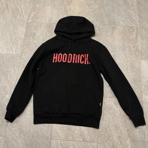 Hoodrich Hoodie - Mycket fin tjocktröja med luva av märket hoodrich. Skick 8/10 inte alls använd mycket. 