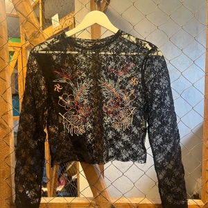 Spetstopp med mönster  - Svart långärmad från zara i storlek S