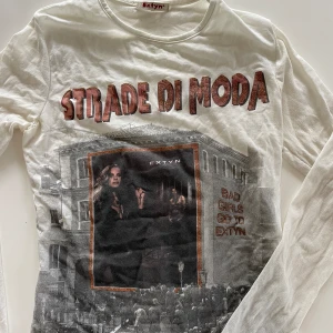 snygg T-shirt  - Snygg tröja med fint tryck, köpt vintage! Skriv vid fler frågor❣️priset plus frakt gäller😊skriv gärna innan du använder ”köp nu”!