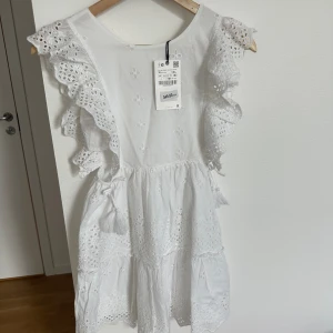 Ny klänning fr Zara, St 140 fr Zara - Helt ny klänning / passar 7-9 år , st 140