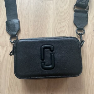 Handväska  - Jättefin svart marc Jacobs handväska med röd insida💗 (skriv för mer bilder och info)