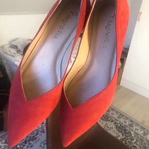 Somriga skor - Säljer dessa fina röda sommarskor då de tyvärr är lite tajta på mig! Köptes second hand och har själv inte använt dem, jättefint skick! Kan bara hitta en liten fläck som syns på sista bilden. 👠🌹☀️