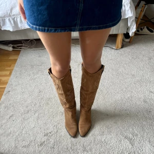 Boots - Galet snygga cowboy boots i mycket bra skick då de knappt är använda💘💘 köpta i Spanien för 900🫶🏼