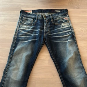 Replay anbass jeans - Säljer dessa Replay jeans i modellen anbass. 31/32 Väldigt unik och populär tvätt. Skick 8/10  Modell: 177cm 